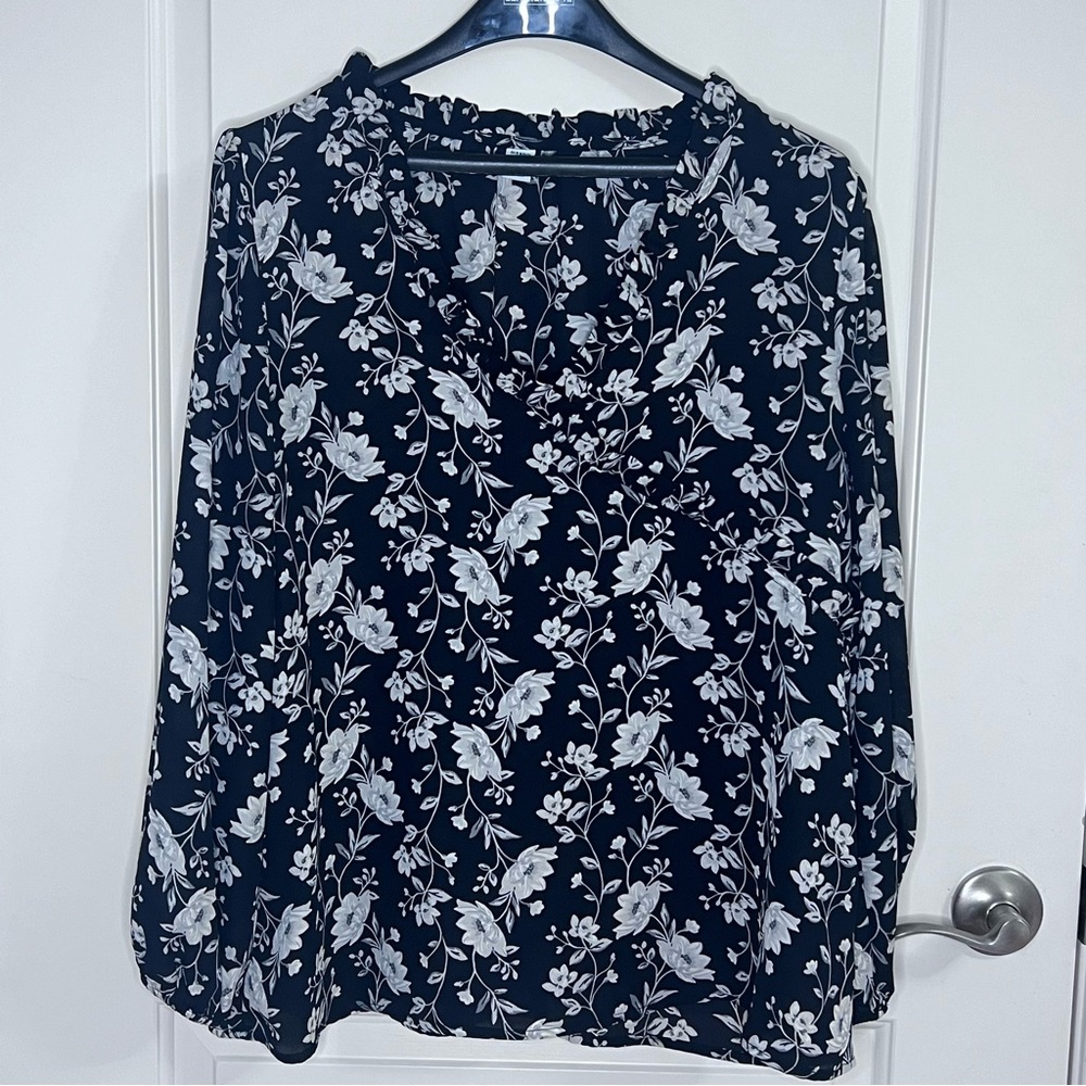 Black and White Floral 3/4 Sleeve Blouse Large